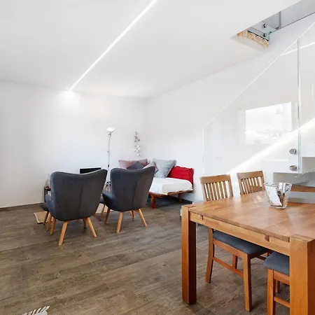 Charmingly Renovated Stone House 度假居 *