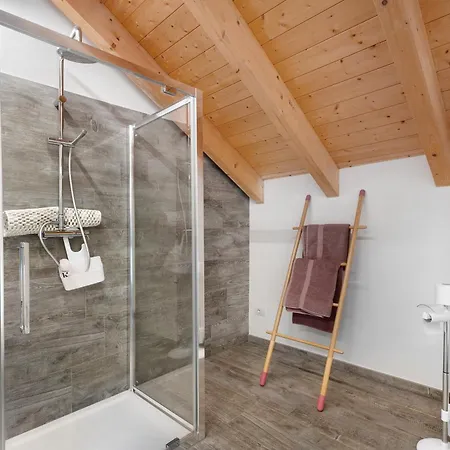 Charmingly Renovated Stone House 度假居 *