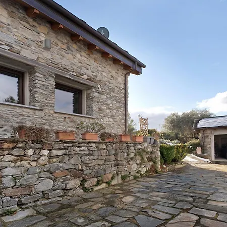 Charmingly Renovated Stone House 度假居