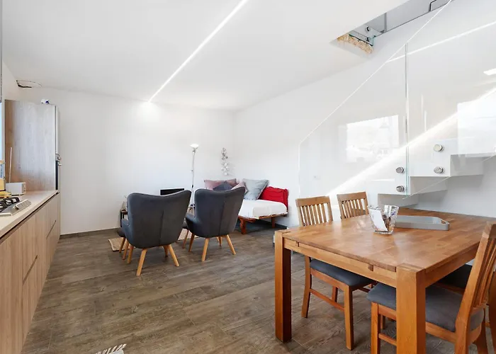 Charmingly Renovated Stone House بيت للعطل *