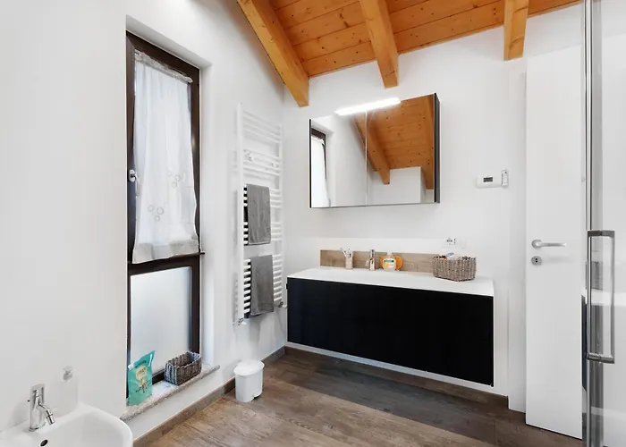 بيت للعطل Charmingly Renovated Stone House